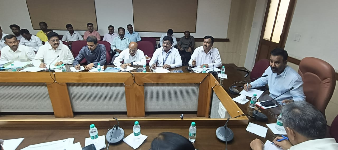 ಕಾರ್ಮಿಕರ ಸಮಸ್ಯೆಗಳನ್ನು ಕಾರ್ಖಾನೆಯ ಮಟ್ಟದಲ್ಲೇ ಪರಿಹರಿಸಿ-ಸಂತೋಷ್ ಲಾಡ್